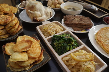 맛있는 음식이 차려진 제사상