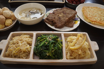 맛있는 음식으로 가득찬 밥상