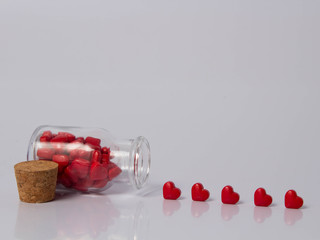 Frasco con pastillas de corazón de dulce