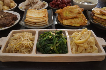 맛있는 나물 무침과 여러 음식 들