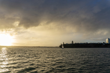 Obraz premium Beautiful sunset on Stanley Bay in Auckland