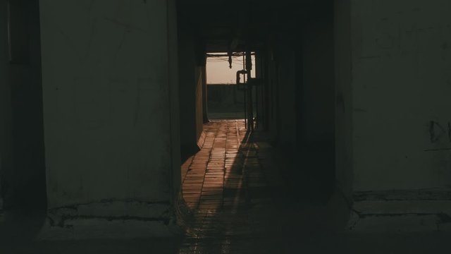 Luz de amanecer en la azotea de edificio