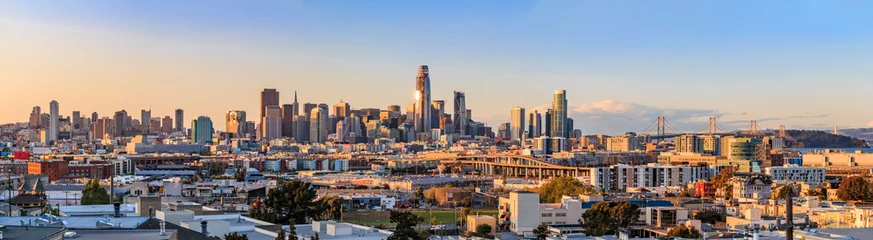 Selbstklebende Fototapeten Skyline-Panorama der Stadt San Francisco nach Sonnenuntergang mit den Lichtern der Stadt, der Bay Bridge und der Autobahn, die in die Stadt führen © SvetlanaSF