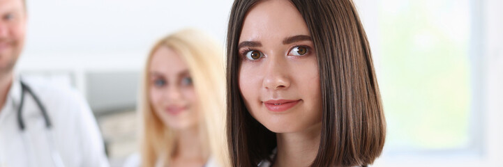 Obraz premium Beautiful smiling female doctor stand in office portrait. Physical and patient disease prevention, exam er ward round 911 prescribe remedy healthy lifestyle consultant nurse profession concept