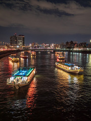 隅田川沿いの夜桜と屋形船