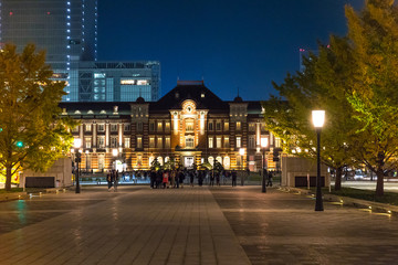 Fototapeta na wymiar 東京駅と丸の内周辺の街並み