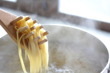 茹で上がったパスタのクローズアップ