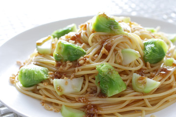緑の野菜の蕾なやグリーンアスパラガスの春パスタ
