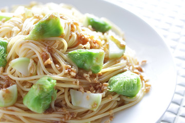 緑の野菜の蕾なやグリーンアスパラガスの春パスタ