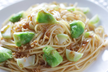 緑の野菜の蕾なやグリーンアスパラガスの春パスタ