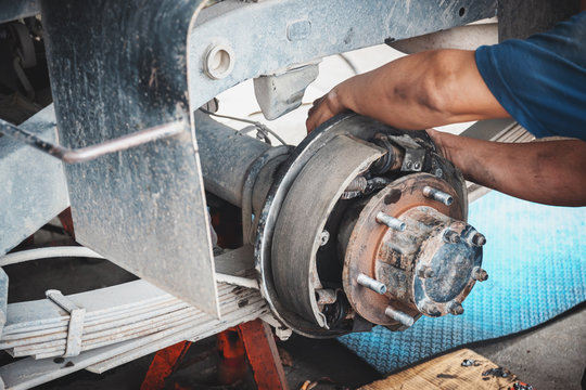 Technicians remove the wheels of the car to repair the rear brakes of the car.