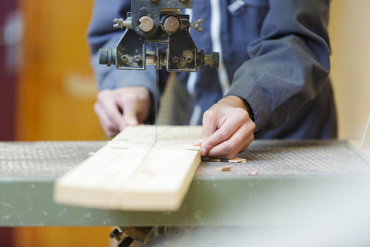 picture of plank being cut using bandsaw