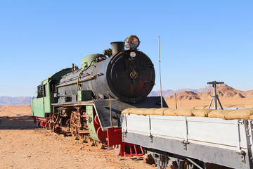 Naklejka premium Stary typ Pacific (układ kół 4-6-2) Lokomotywa parowa JNR klasy C57 stoi na pustyni w pobliżu doliny Wadi Rum w Jordanii. Czyste, błękitne niebo.