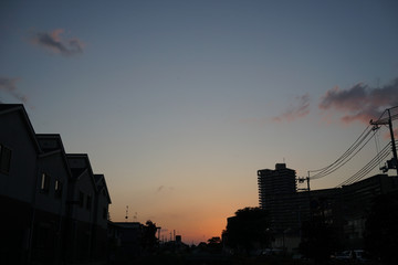 住宅街の夕暮れの空