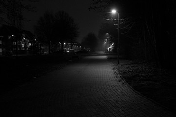 Spärlich beleuchteter Weg durch eine Parkanlage an der flensburger Strasse in Wilhelmshaven