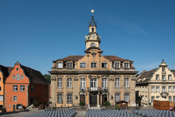 Fototapeta premium Schwäbisch Hall, Germany - July 25, 2019; Town hall on the market square on the touristic town Schwäbisch Hall, on the romantic road in Bavaria