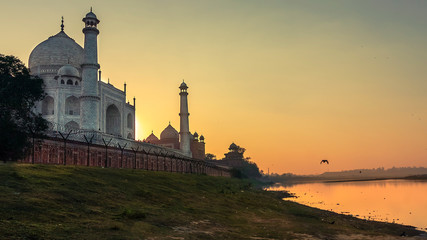 Fototapeta na wymiar Picture of Taj mahal from the river side at dusk 