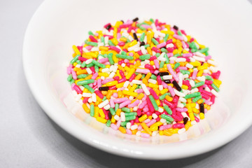 ボウルに入ったカラースプレーチョコ