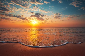 Fototapete Sonnenuntergang Schöner Sonnenaufgang über dem Meer
