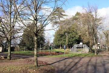 Jeux d'ext&eacute;rieur dans la parc de la mairie d'Ambronay - D&eacute;partement de l'Ain - R&eacute;gion Rh&ocirc;ne Alpes - France