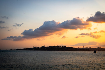 Obraz premium Silhouette of Istanbul with Clouds at sunset
