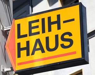 Gelbes Schild: Leihhaus