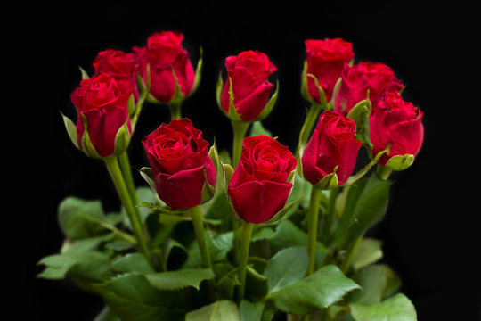 czerwone róże w bukiecie na walentynki na czarnym tle © adr77