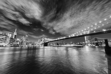 Fototapeta na wymiar Manhattan skyline and Brooklyn Bridge by night