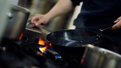 Koch arbeitet am Gasherd