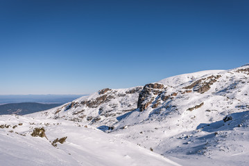 Obraz premium Beautiful winter landscape with snow covered mountain peaks