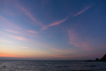 夜明けの海の上に広がる朝焼けの空と雲DSC1900