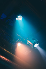 Scheinwerfer Licht Beleuchtung mit Nebel und Dunst an der Decke in Club