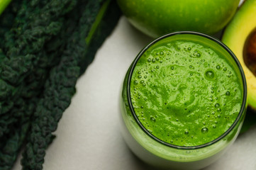 Glas av fresh green smoothie with fruit.