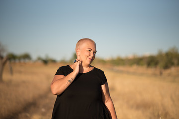Bella mujer feliz en plena naturaleza. Mujer curvy.