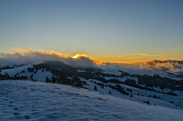 wschód słońca z Wysokiego Wierchu w pieninach zimą