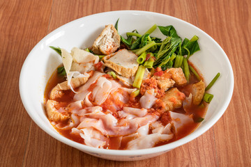 Yentafo, Big flat red soup noodles