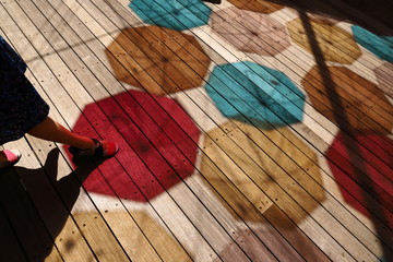 カラフルな傘の影踏み