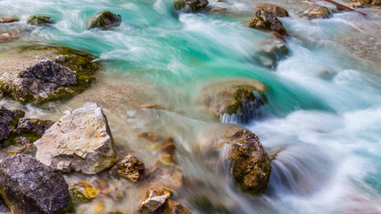 Türkisfarbenes Wasser in einem Bachlauf