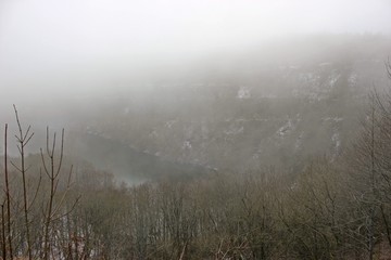 Der Kalbesee auf dem Meißner im Winter