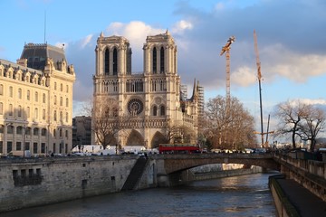 Cathédrale Notre-Dame de Paris après l'incendie du 15 avril 2019 : montage de la grue pour le...