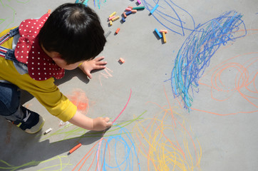 落書きする子供