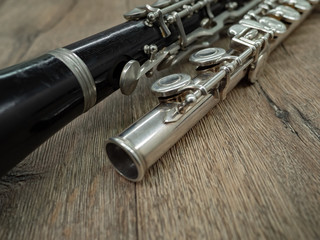 Flöte und Klarinette auf einem Holztisch