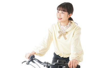 自転車に乗る若い女性