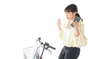 自転車でスマホを使う若い女性
