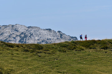 wanderer im kleinwalsertal