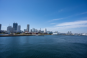 空と海とビル群の写真