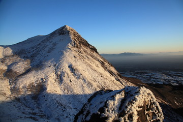 朝日に染まる山