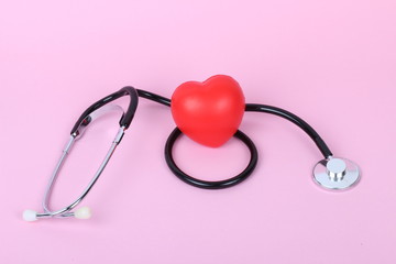 Fototapeta premium stethoscope and heart isolated on pink background