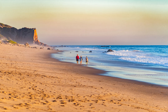 Premium Photo  An aerial view of zuma beach and mountains against