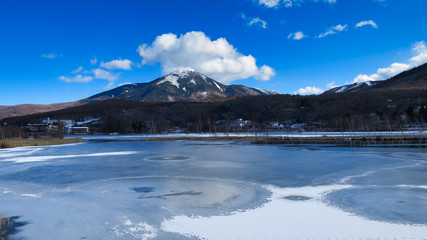 女神湖　八ヶ岳　凍結　冬　湖　氷